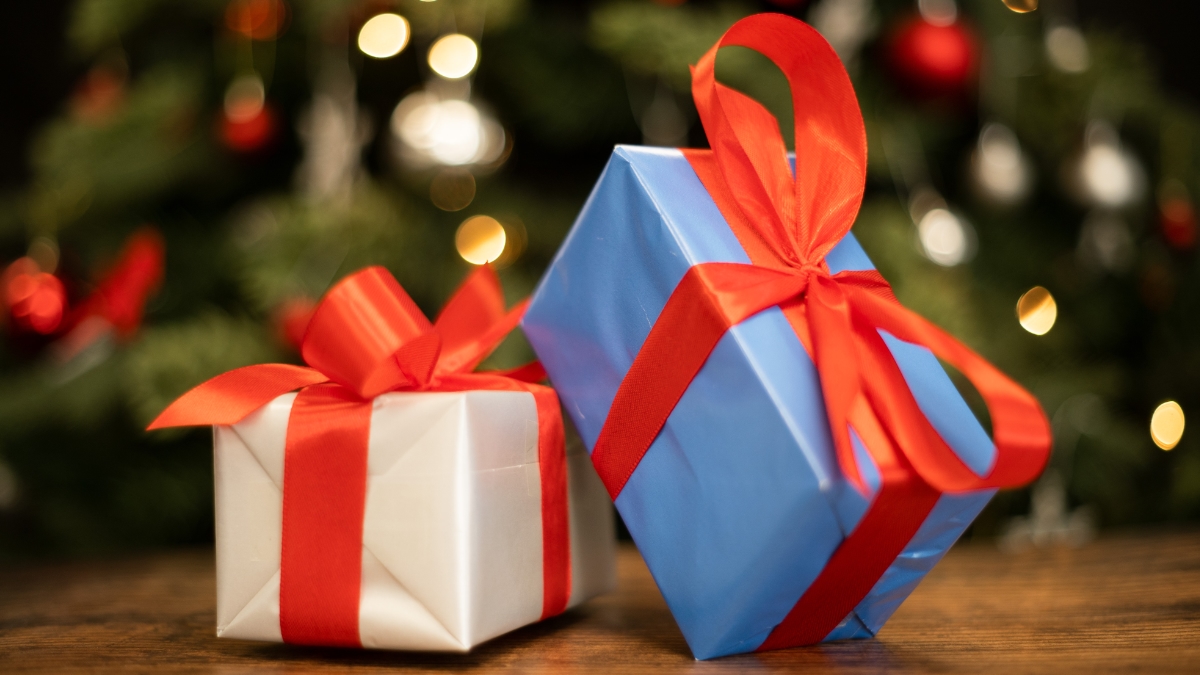 Chistmas presents. Juliescribbles, CC BY-SA 4.0 , via Wikimedia Commons